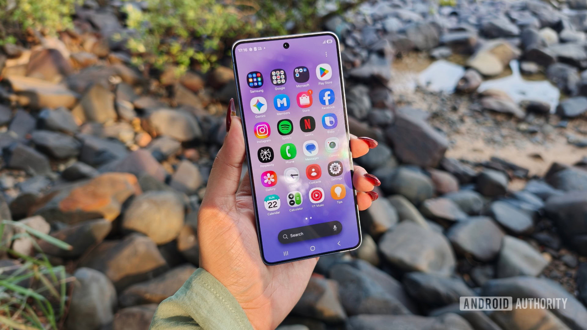 Design without a name Samsung Galaxy S26 Display Galaxy S26 with its own display, showing the app drawer.