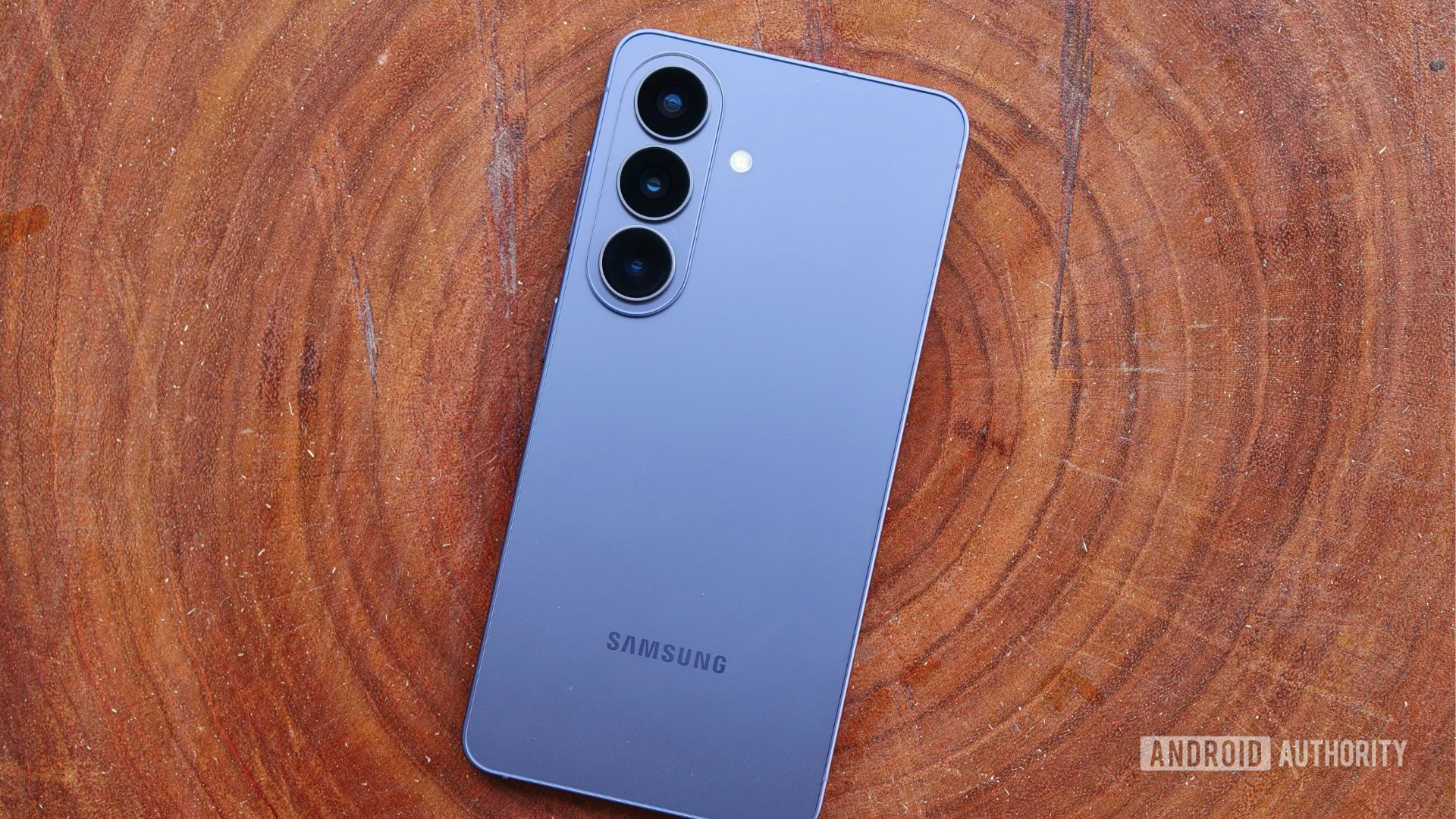 The back of the Samsung Galaxy S26 in its violet color.