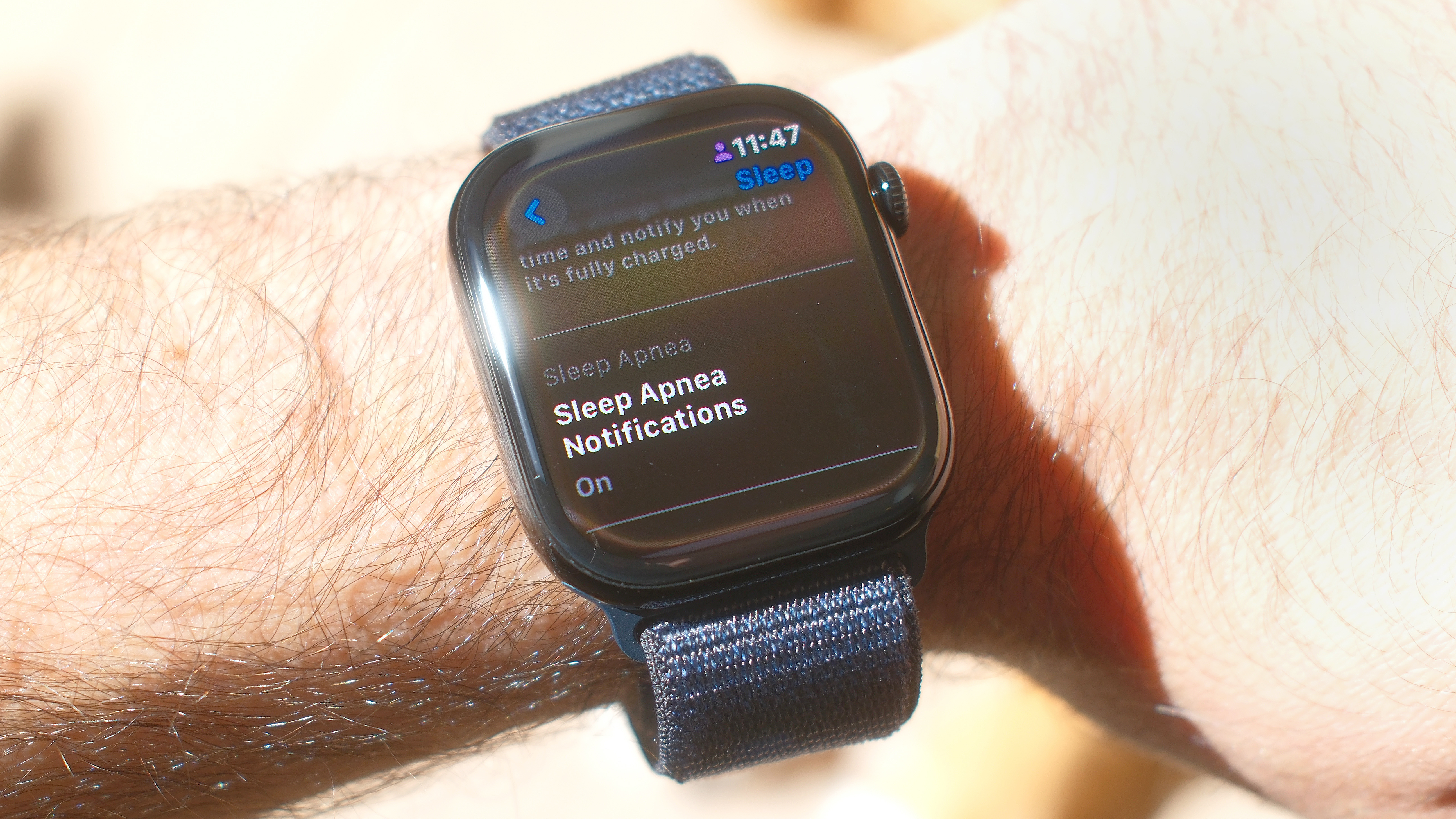 Next to the Apple Watch 10 on the user's wrist is a screen that shows that the sleep apnea protection function is turned on.