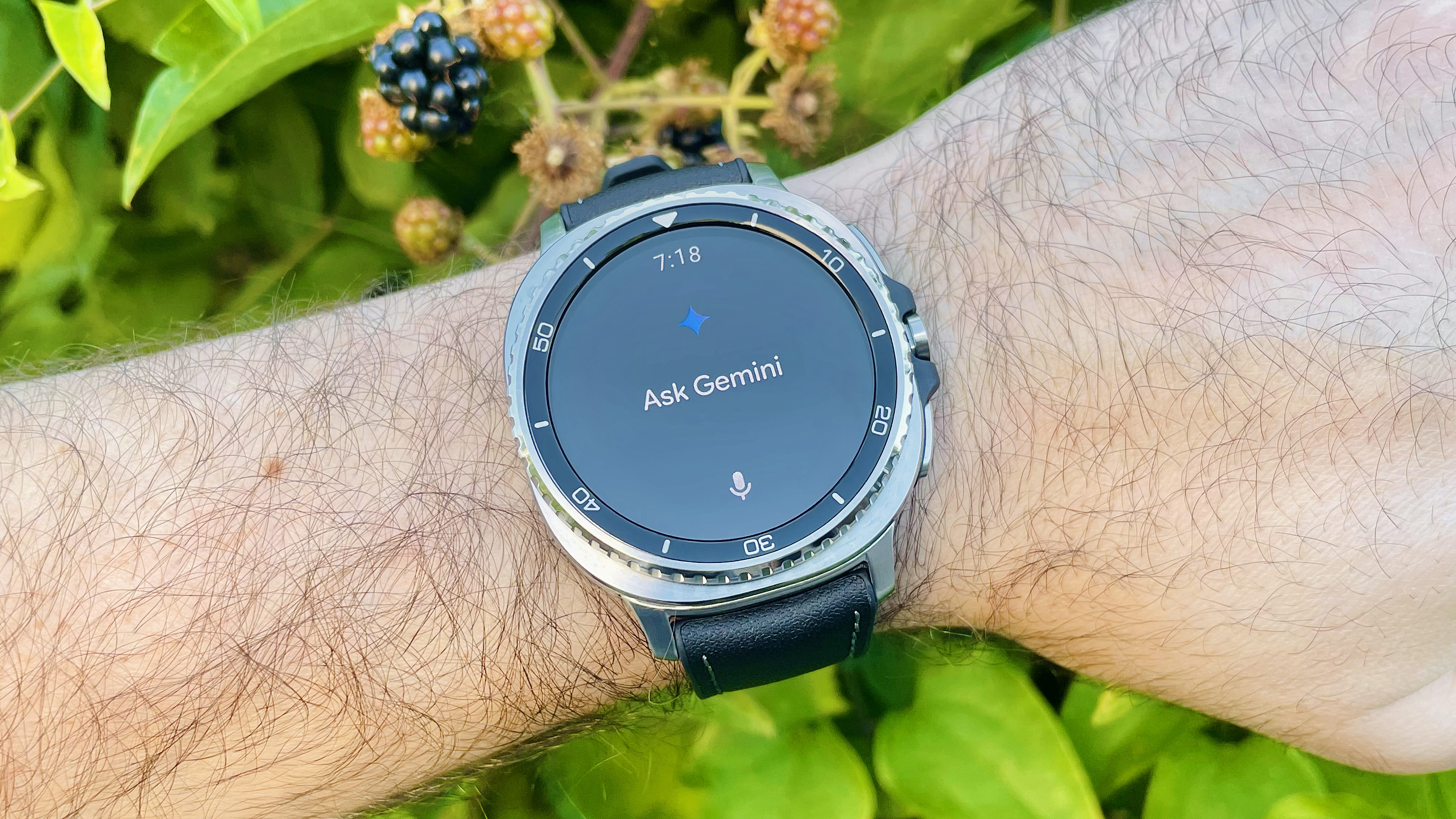 Soon the Samsung Galaxy Watch Classic is in the user's hand and the Gemini AI app is activated