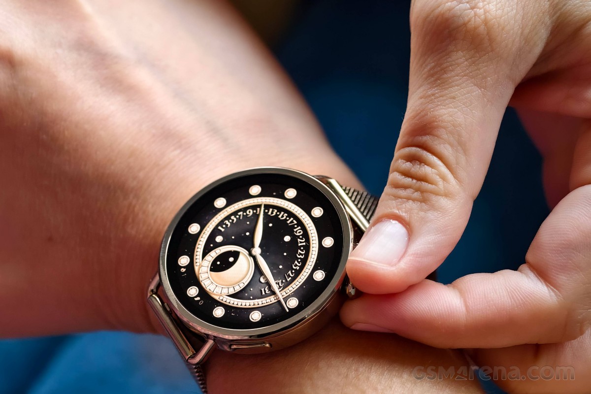 Xiaomi Watch S4 41mm in hands