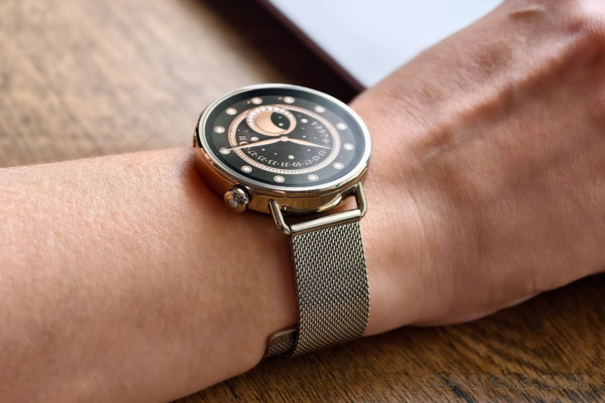 Xiaomi Watch S4 41mm in hands