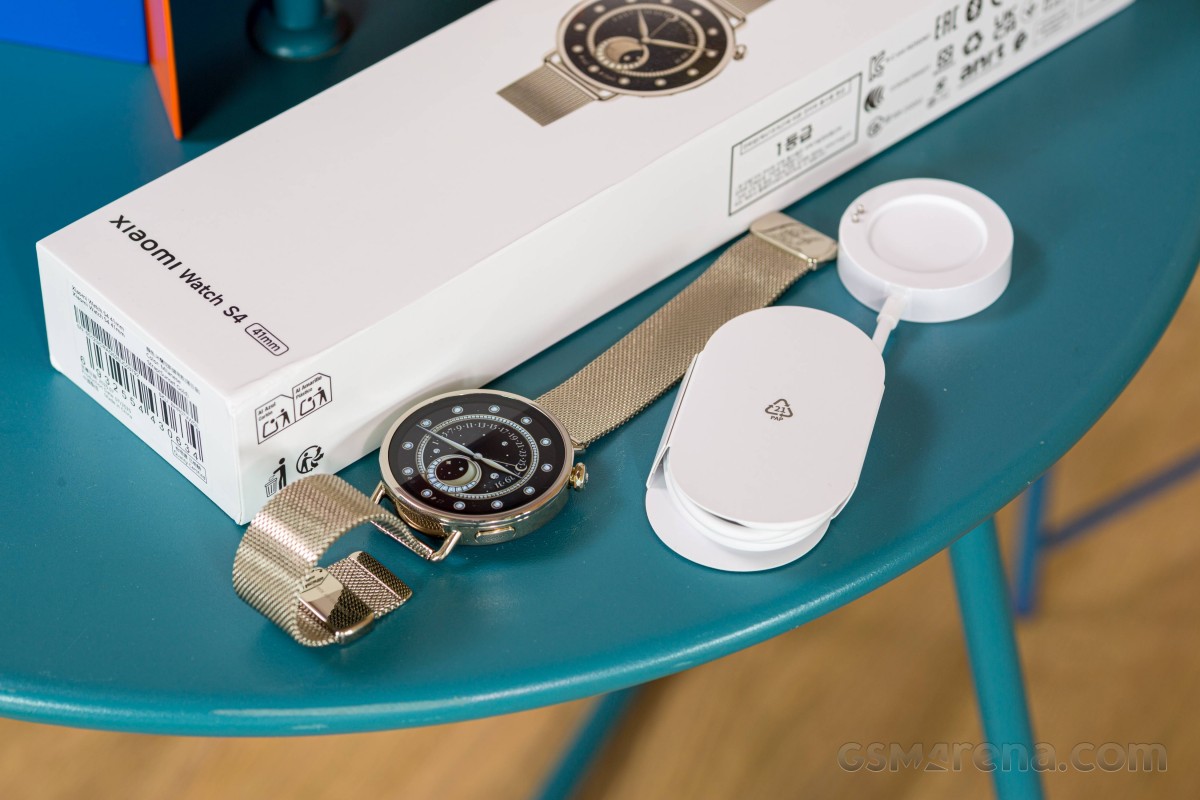 Xiaomi Watch S4 41mm in hands