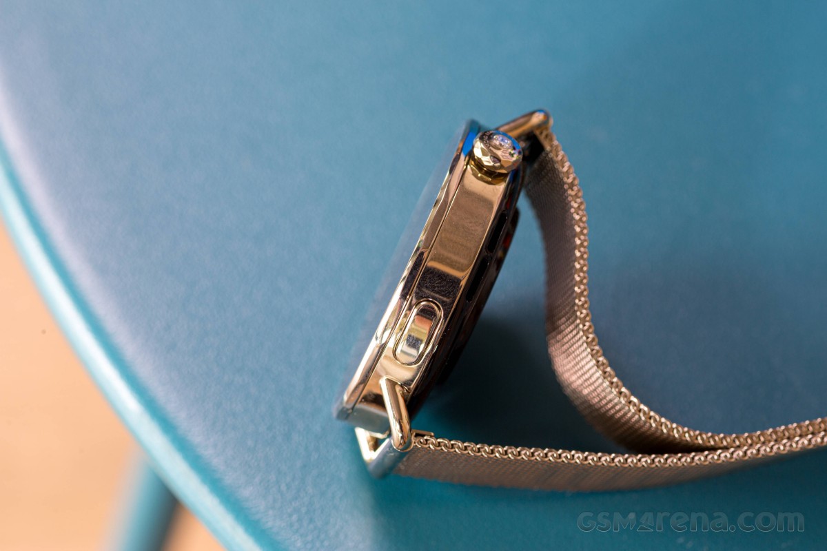 Xiaomi Watch S4 41mm in hands