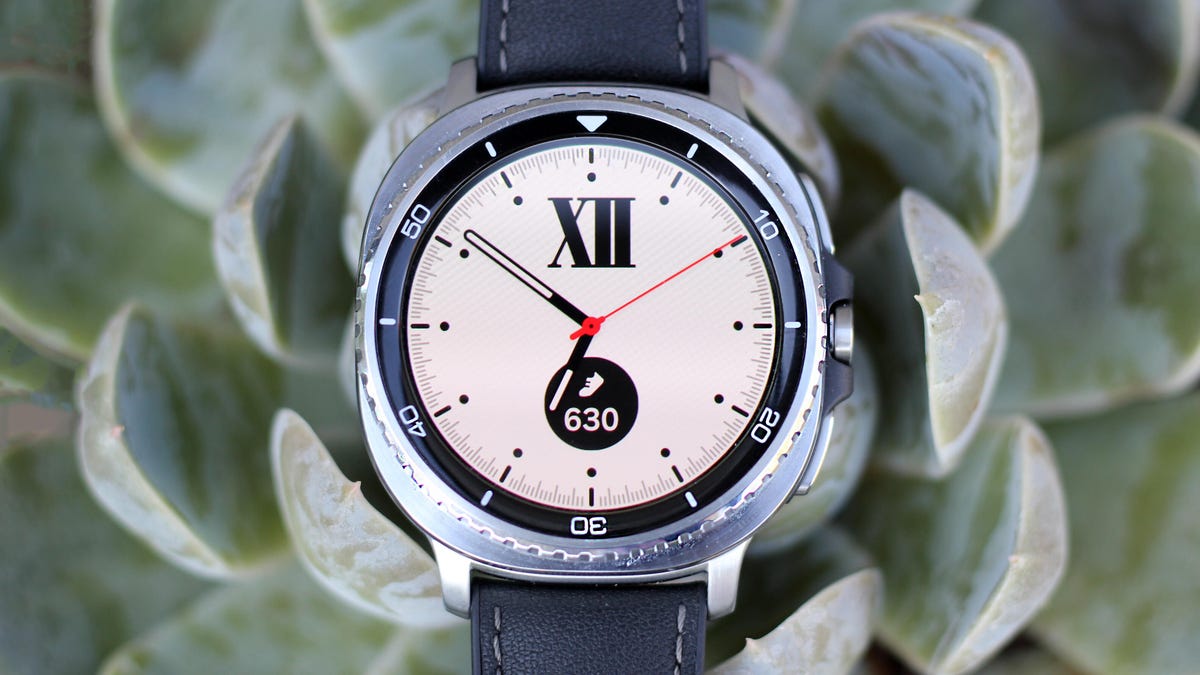 Samsung Galaxy Watch 8 Classic is presented against the background of the plant.