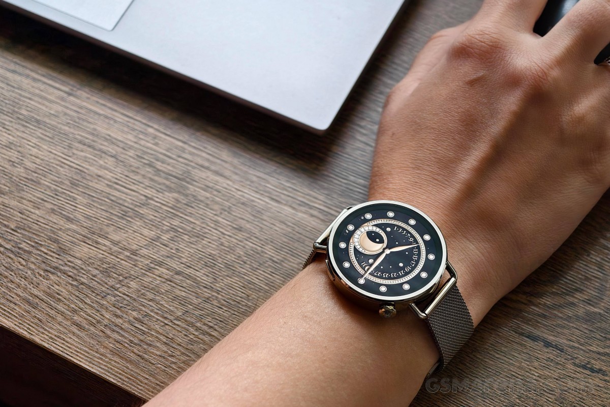 Xiaomi Watch S4 41mm in hands